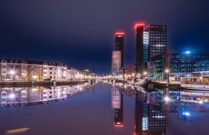 Lichtreclame in Leeuwarden voor je travel bureau: stralend en effectief Lichtreclame Leeuwarden